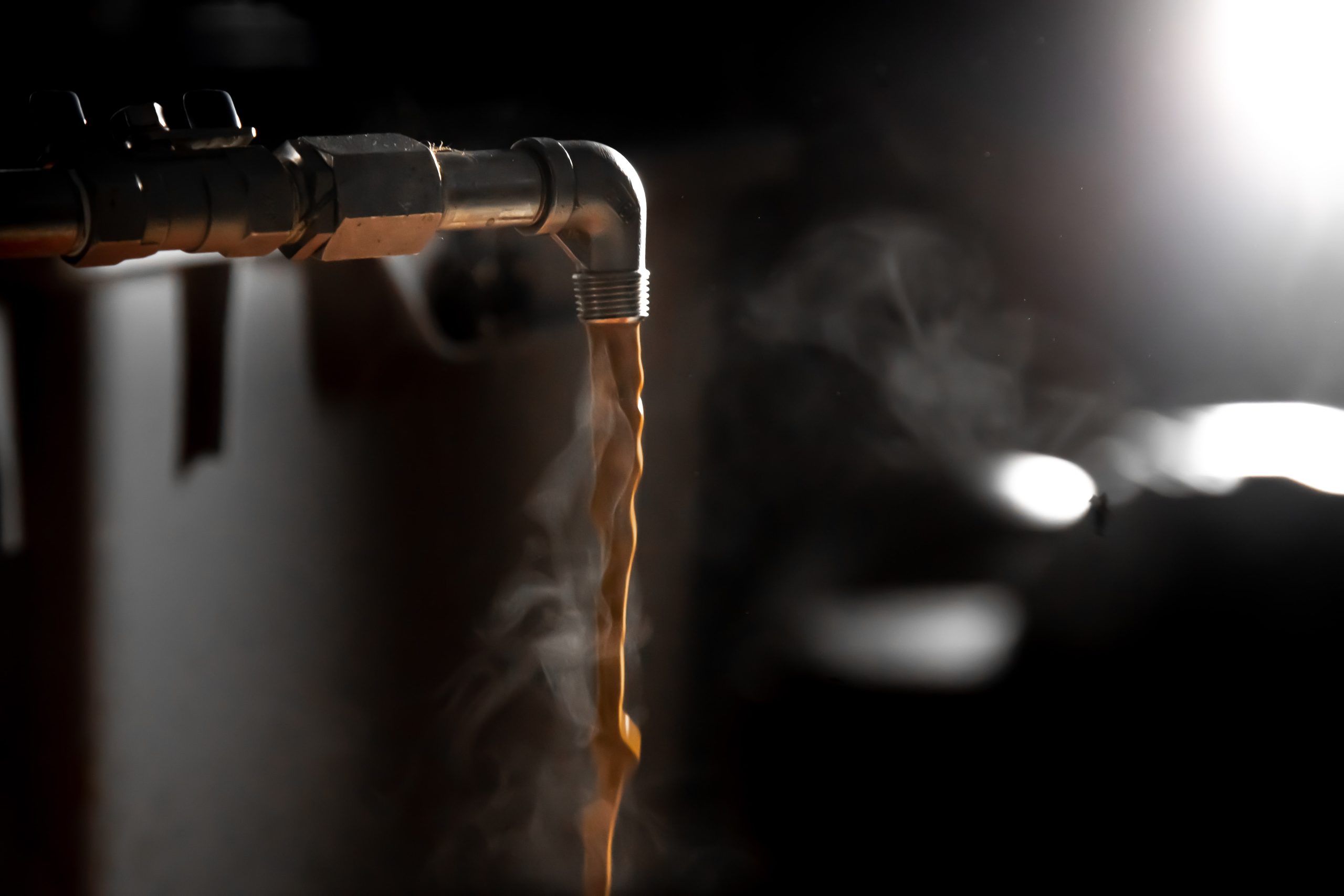 Frischer Espresso fliesst aus dem Swiss Espresso Extractor in den Auffangbehälter